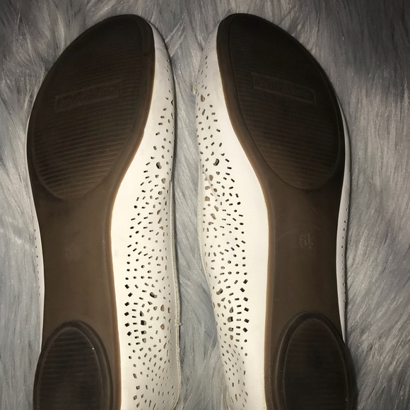 Kelly & Katie White Flats - Picture 2 of 8